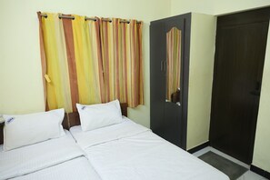 Classic Double Room | Desk, free WiFi - Lakshmi Palace Near MGR Bus Stand (Madurai)