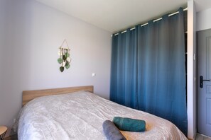 3 habitaciones, tabla de planchar con plancha, wifi y ropa de cama 