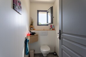 Douche, sèche-cheveux, serviettes fournies