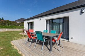Outdoor dining - Holiday Home 'Maison Lahourcade' with Private Terrace, Private Garden and Wi-Fi (LAHOURCADE)