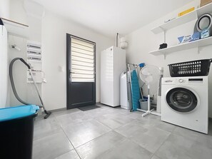 Interior - Holiday Home 'Maison Lahourcade' with Private Terrace, Private Garden and Wi-Fi (LAHOURCADE)