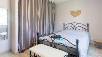 Planxa i posts de planxar, wifi i roba de llit