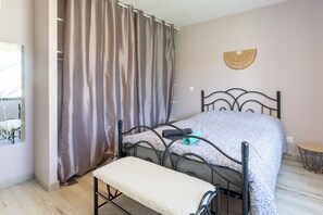 Iron/ironing board, WiFi, bed sheets - Holiday Home 'Maison Lahourcade' with Private Terrace, Private Garden and Wi-Fi (LAHOURCADE)