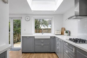 Fridge, microwave, oven, stovetop - Spencer And Jackson Short Term Rental Oxford Near Hospital And University (Headington)