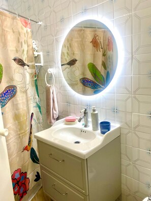 Sèche-cheveux, serviettes fournies