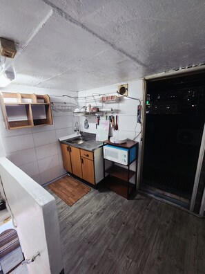 Mini-fridge, microwave, cookware/dishes/utensils - Joy Guesthouse (Seoul)