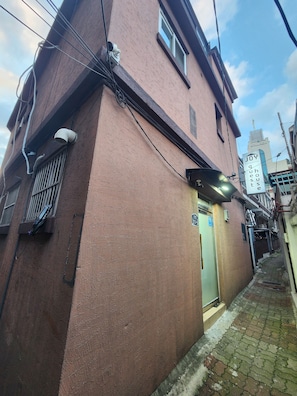 Front of property - Joy Guesthouse (Seoul)