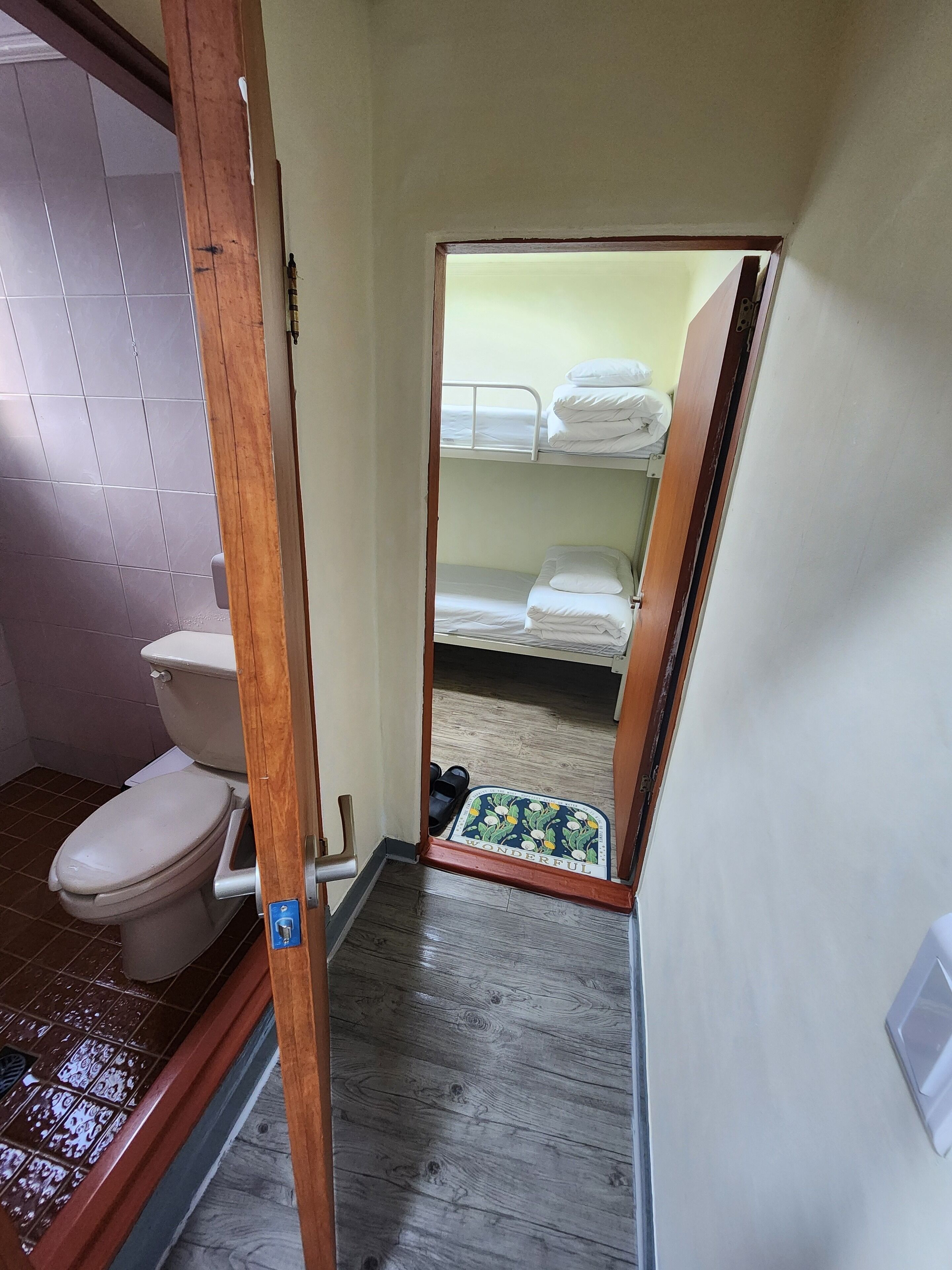 Habitación básica con 2 camas individuales | Escritorio, cortinas blackout y tabla de planchar con plancha 