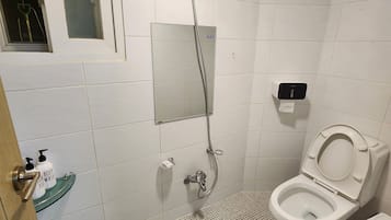 淋浴設備、風筒、拖鞋、提供毛巾