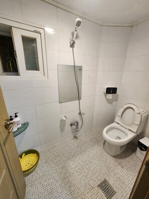 Shower, hair dryer, slippers, towels - Joy Guesthouse (Seoul)