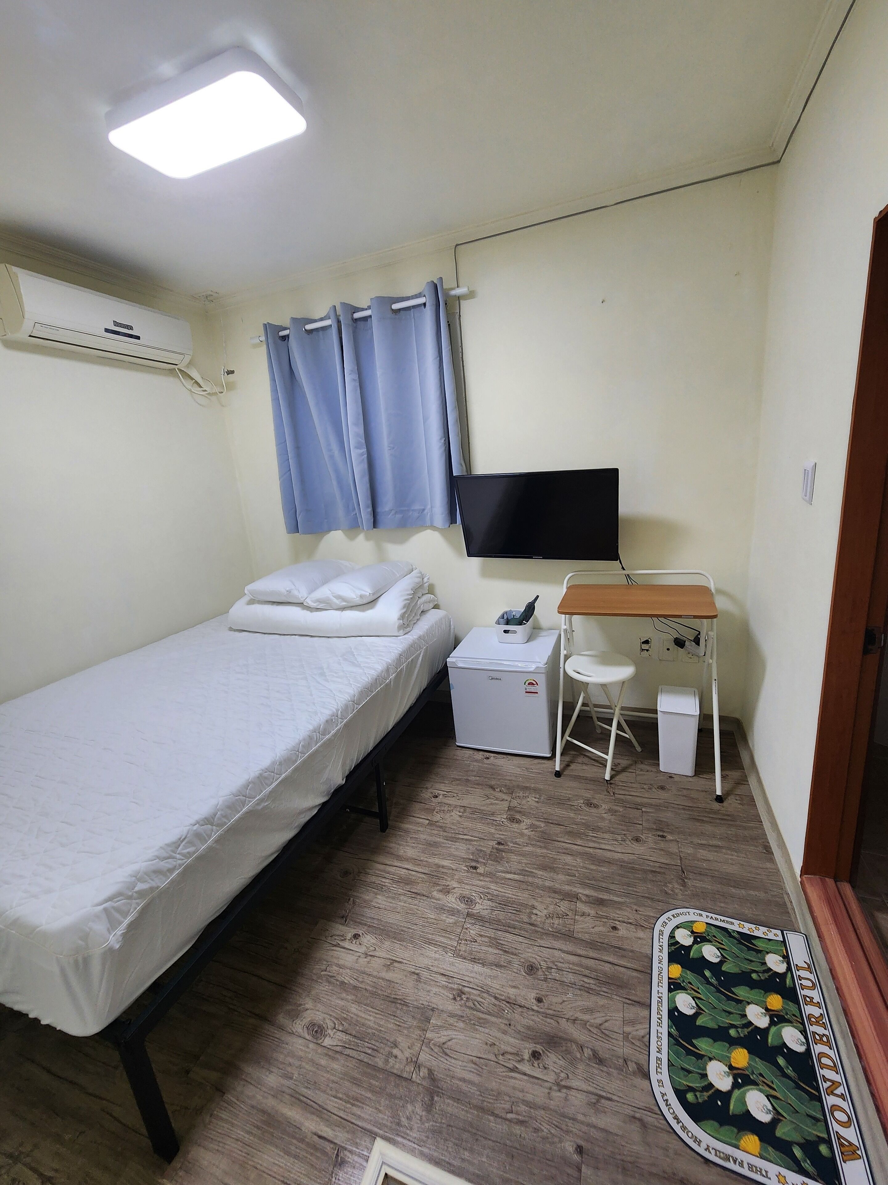 Habitación básica doble | Escritorio, cortinas blackout y tabla de planchar con plancha 