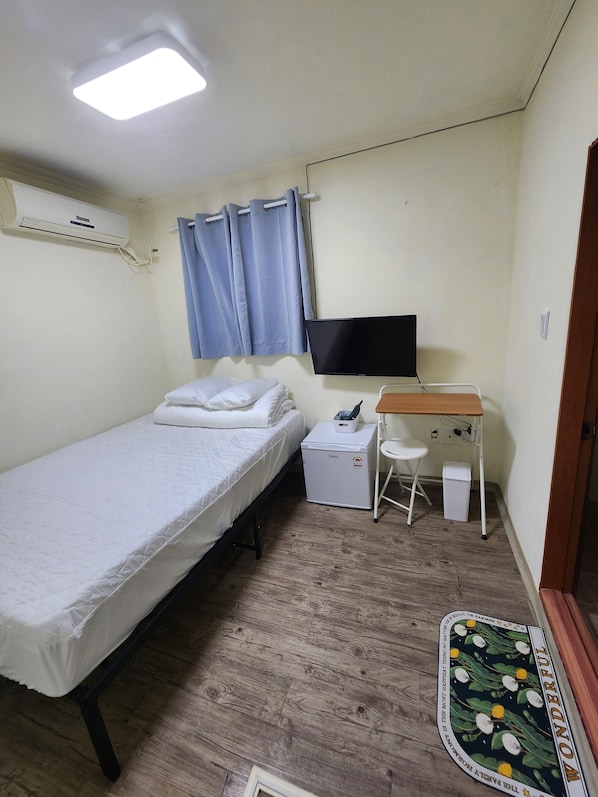 Basic Double Room | Desk, blackout drapes, iron/ironing board, free WiFi - Joy Guesthouse (Seoul)