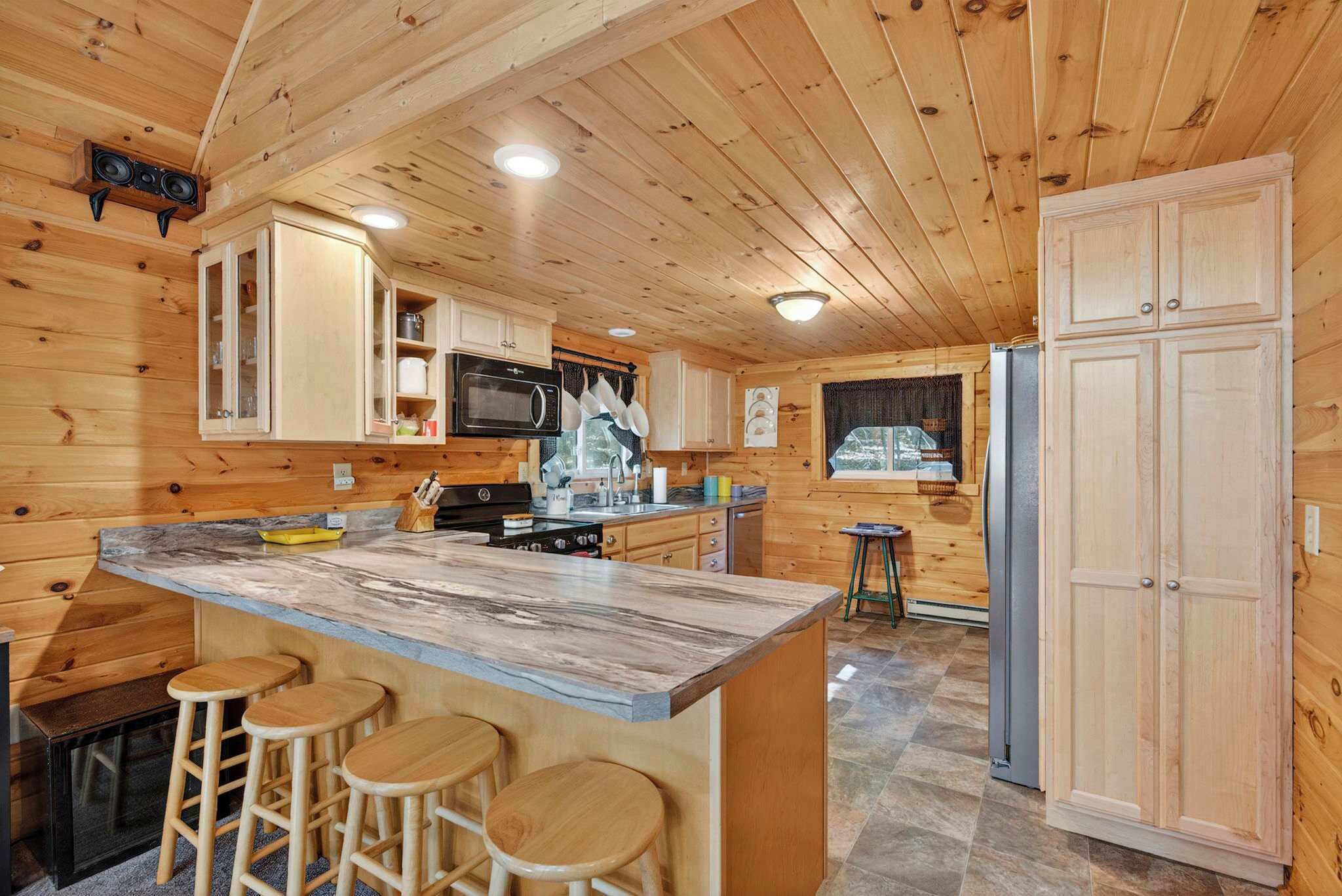 Frigorífico, microondas, horno y placa de cocina