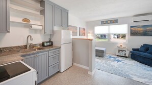 Coffee/tea maker, fridge, microwave, oven - Cute and Cozy Island Bungalow, newly remodeled and a short walk to the beach (Holmes Beach)