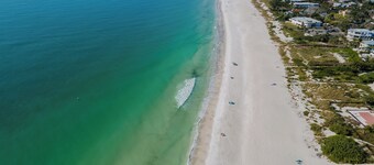 Cute and Cozy Island Bungalow, newly remodeled and a short walk to the beach