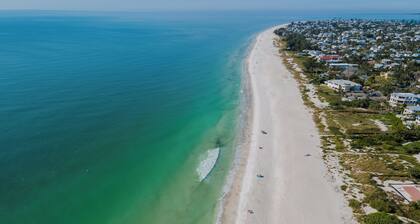 Cute and Cozy Island Bungalow, newly remodeled and a short walk to the beach