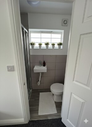 Hair dryer, towels - Home with 7 En-Suites & 4 Kitchens in Reading (Berkshire)