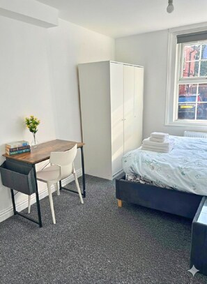 Desk, iron/ironing board, WiFi, bed sheets - Home with 7 En-Suites & 4 Kitchens in Reading (Berkshire)
