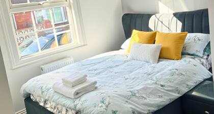 Home with 7 En-Suites & 4 Kitchens in Reading