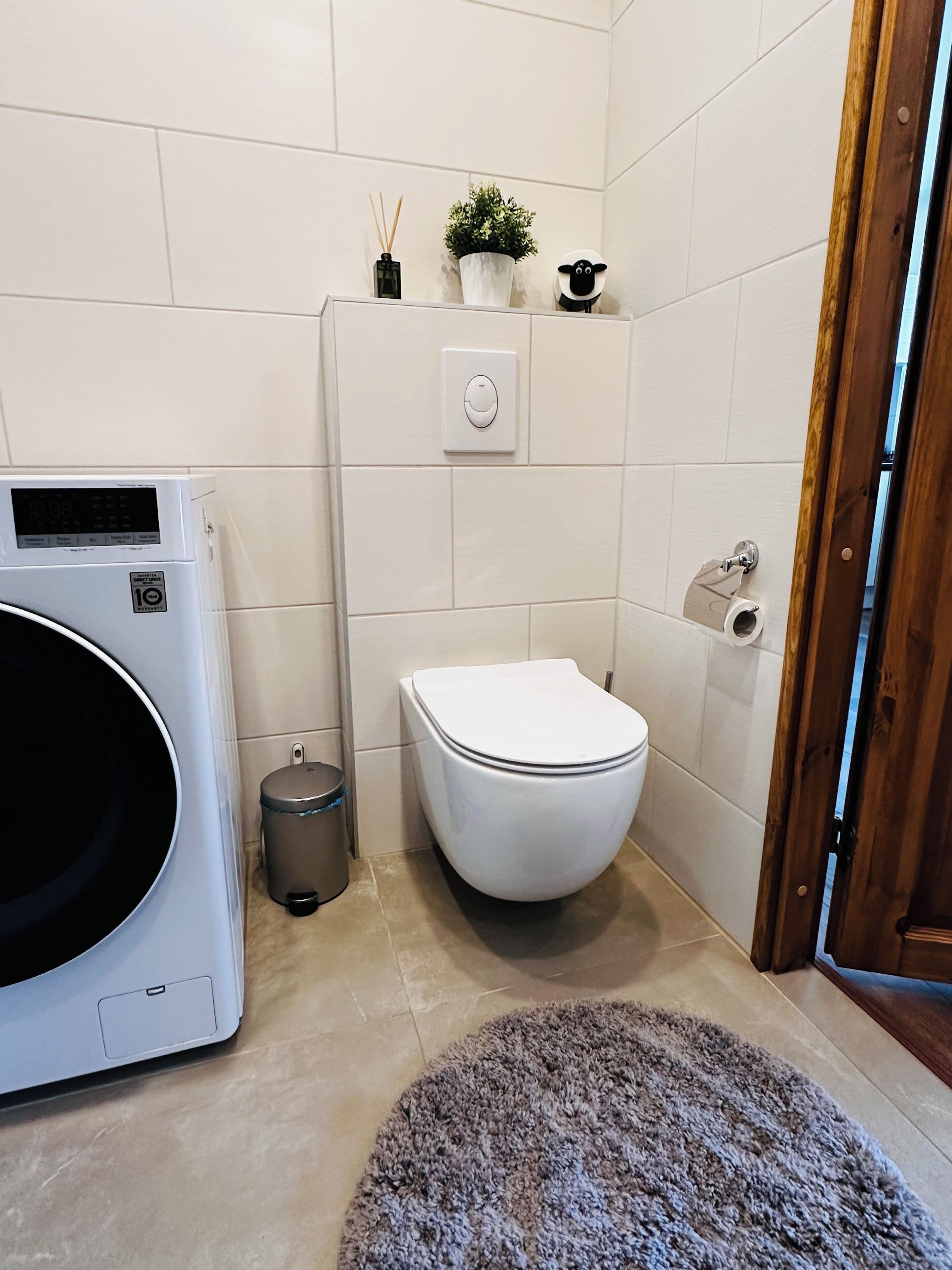 Regadera, secadora de cabello, toallas, jabón 