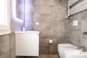 Comfort Condo, City View | Bathroom | Towels - The Rooftop by Edera (Bologna)