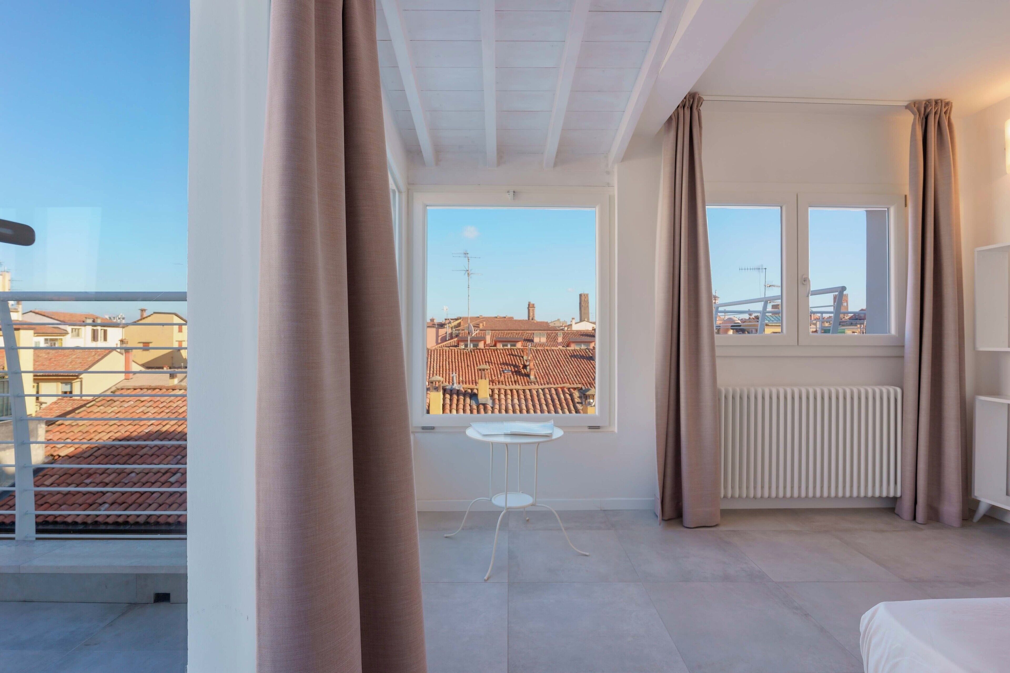 Comfort-Apartment, Stadtblick | Zimmersafe, Verdunkelungsvorhänge, kostenloses WLAN