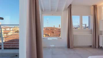 Comfort-Apartment, Stadtblick | Zimmersafe, Verdunkelungsvorhänge, kostenloses WLAN