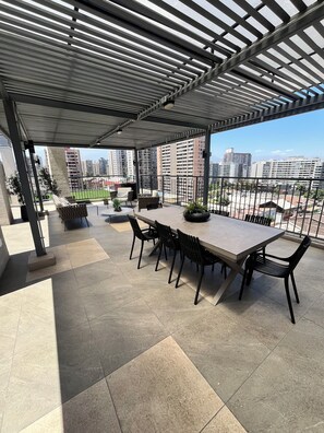 Outdoor dining - Santiago Centro Modern Apartment, 5 minutes from the Palacio de la Moneda! (Santiago)