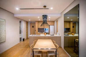 Luxe appartement, 1 slaapkamer, balkon, uitzicht op de stad | Een strijkplank/strijkijzer, gratis wifi, rolstoeltoegang
