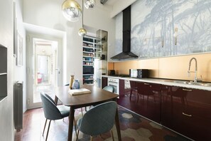 Kühlschrank, Mikrowelle, Herdplatte, Geschirrspüler