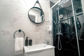 Basic-Dreibettzimmer | Badezimmer