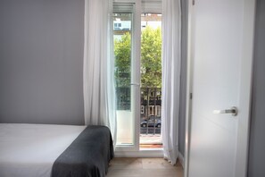 Basic Triple Room - JVO HOSTAL SL (Madrid)