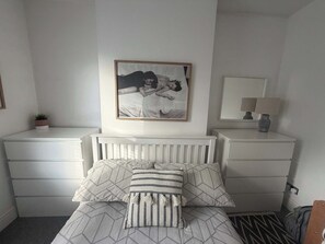 Internet, bed sheets - Cozy and Convenient Raynes Park maisonette (Greater London)