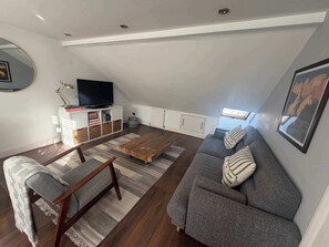 TV, video games, offices - Cozy and Convenient Raynes Park maisonette (Greater London)