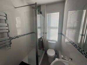 Shower - Cozy and Convenient Raynes Park maisonette (Greater London)