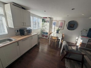 Fridge, microwave, oven, stovetop - Cozy and Convenient Raynes Park maisonette (Greater London)