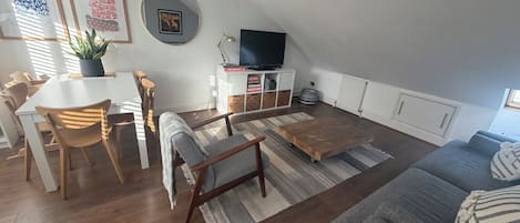 Una televisión, videojuegos, una oficina