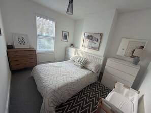 Internet, bed sheets - Cozy and Convenient Raynes Park maisonette (Greater London)