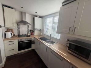 Fridge, microwave, oven, stovetop - Cozy and Convenient Raynes Park maisonette (Greater London)