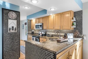 Fridge, microwave, oven, stovetop - Premiere Pointe with Golf Discounts (Branson)