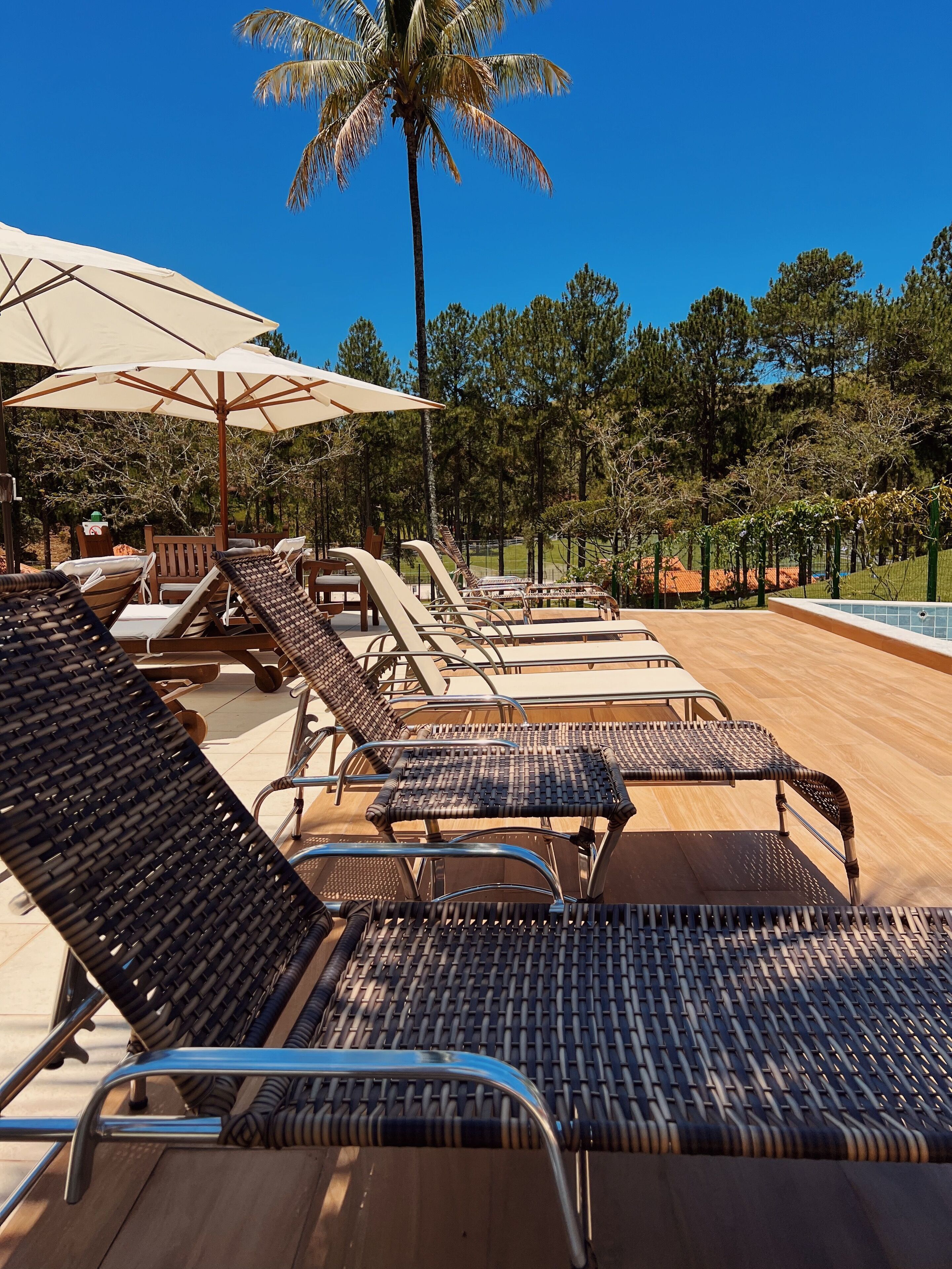 2 piscinas externas, espreguiçadeiras