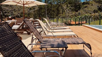 2 piscinas externas, espreguiçadeiras