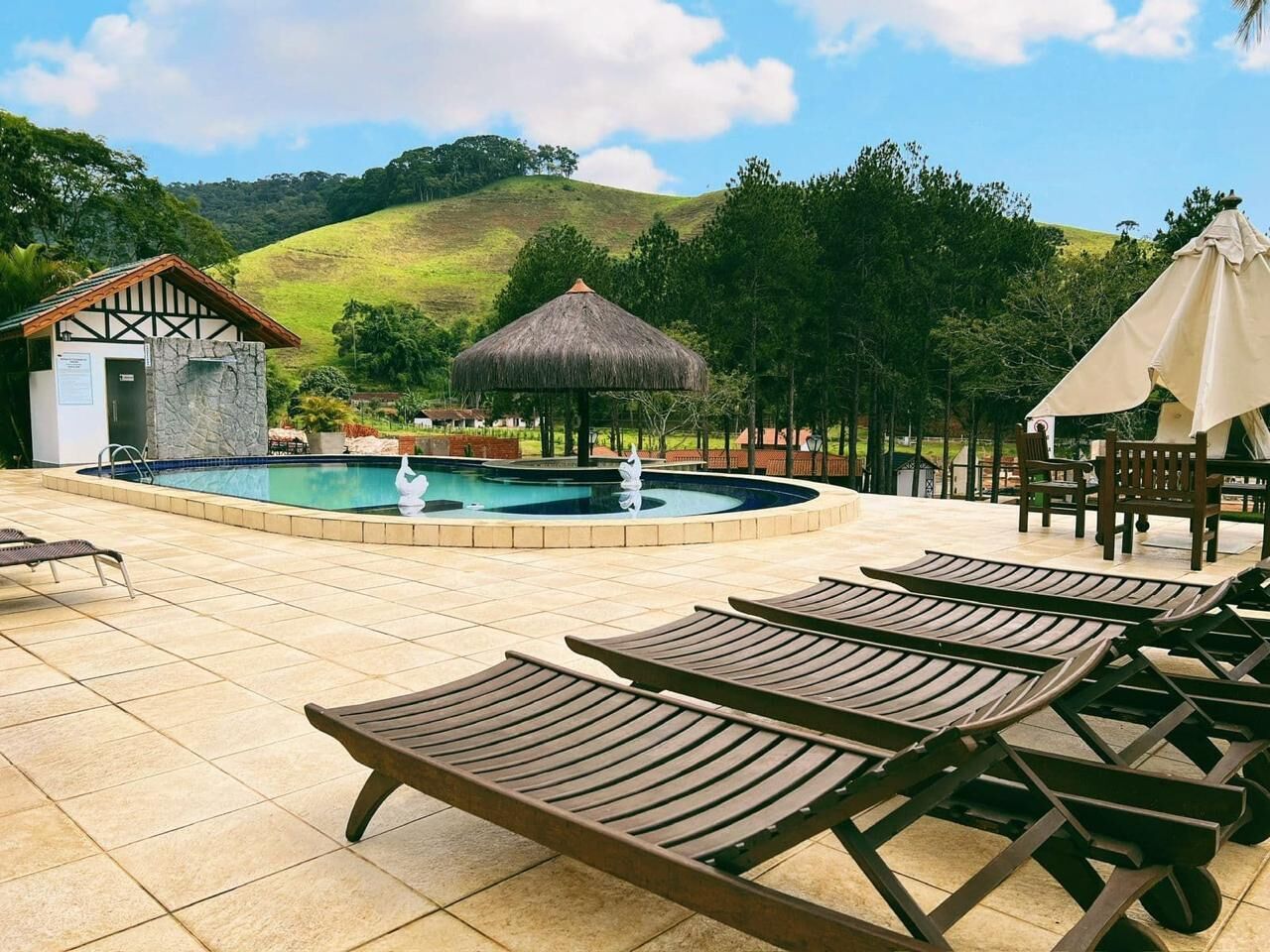 2 utendørsbassenger og solsenger