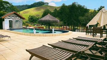 2 utendørsbassenger og solsenger