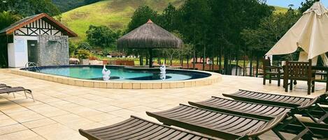 2 outdoor pools, pool loungers