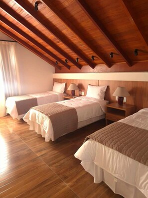 Deluxe Suite | Egyptian cotton sheets, premium bedding, minibar, in-room safe - Pequena Suíça Hotel Boutique (Chacara)