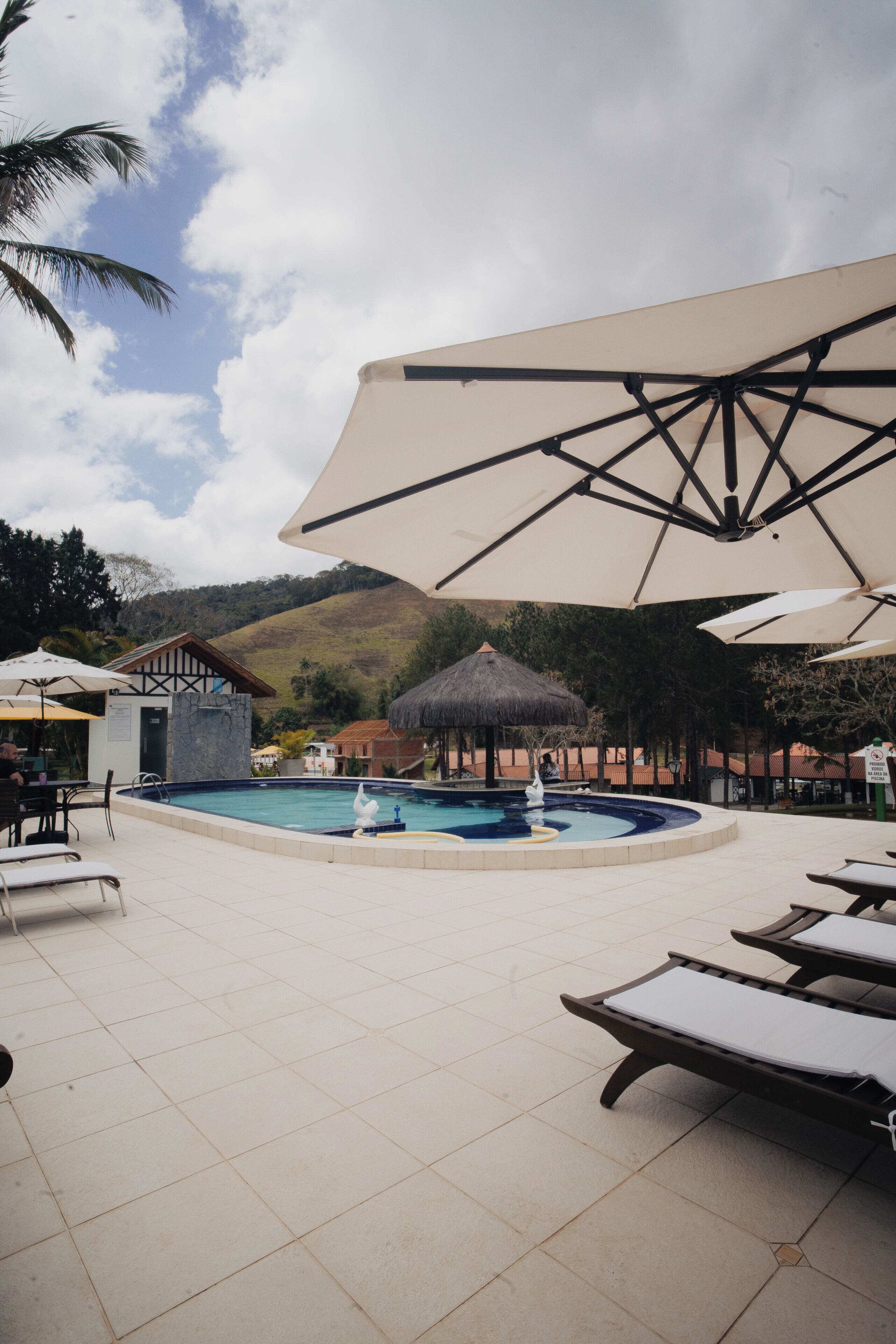 2 buitenzwembaden en ligstoelen