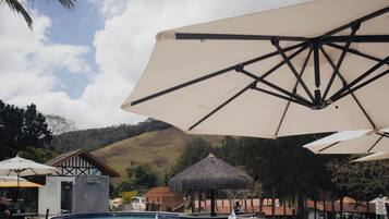 2 buitenzwembaden en ligstoelen