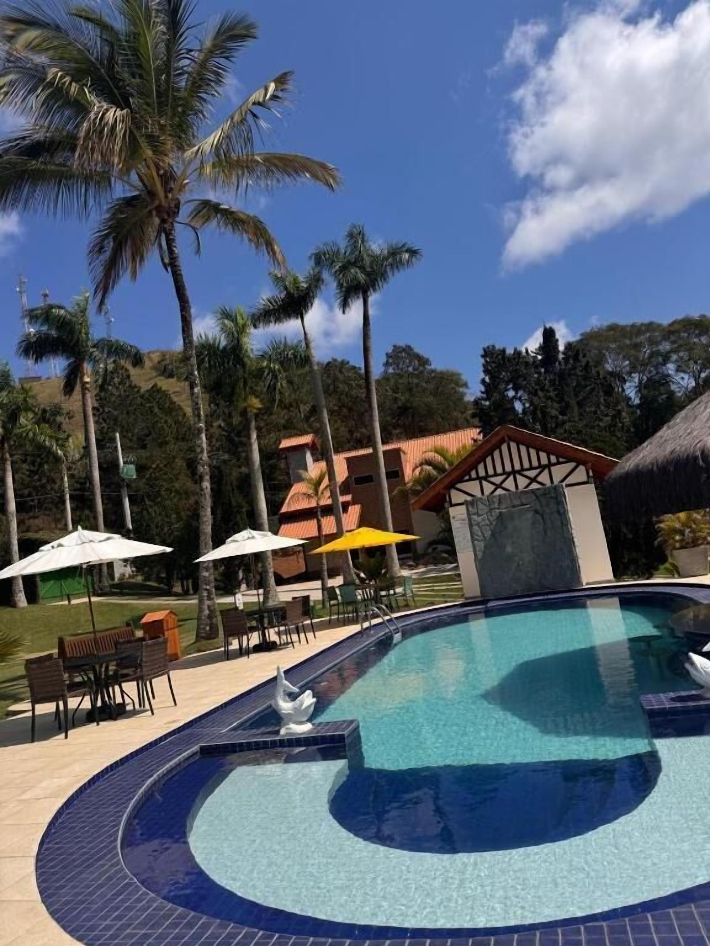 2 kolam renang outdoor, dengan kursi berjemur