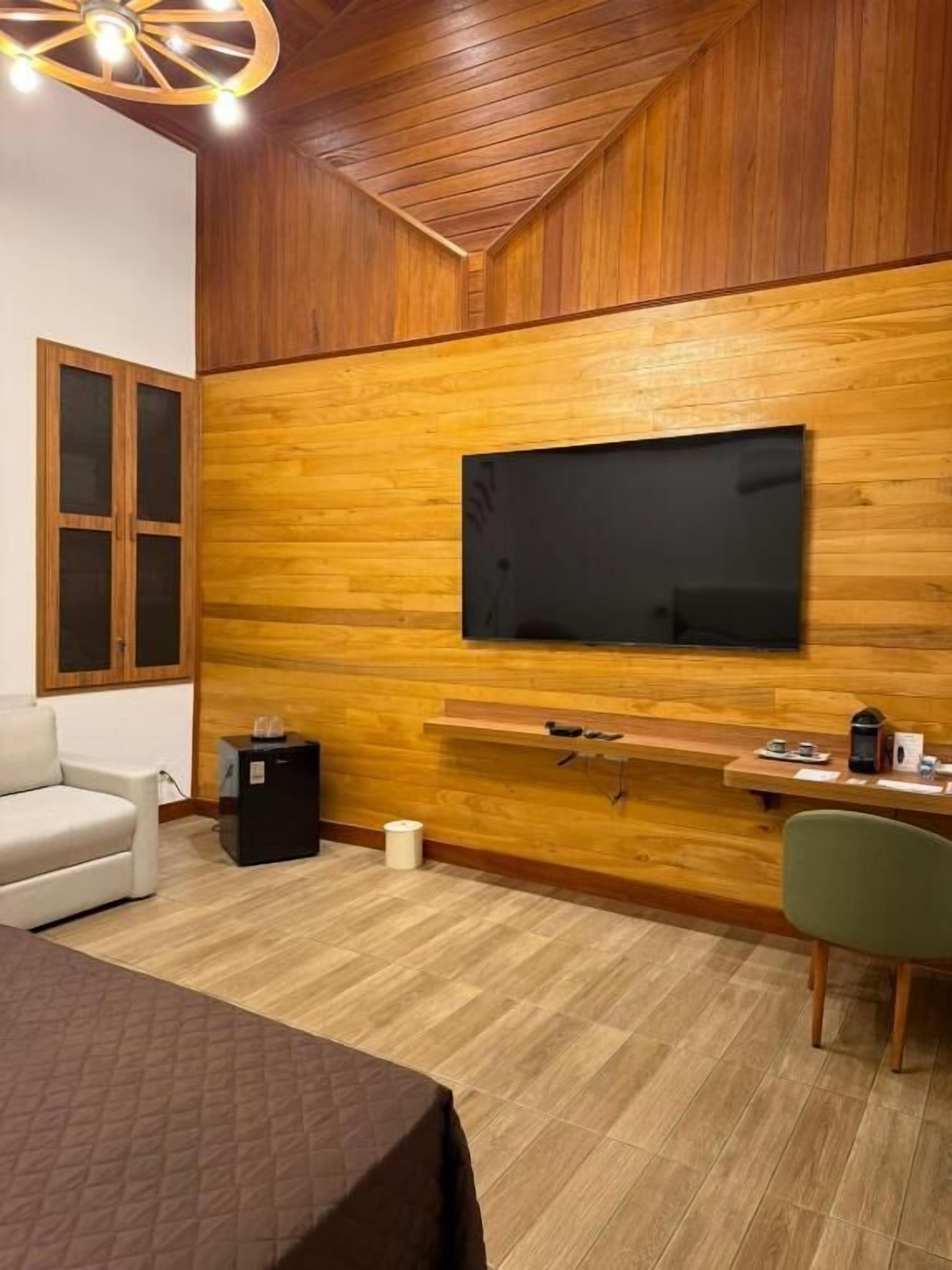 In-room safe, blackout drapes, free WiFi